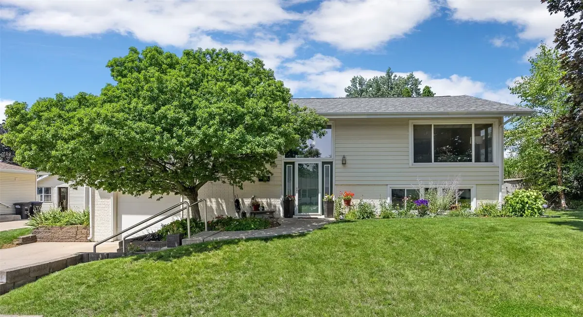 1950 Mcgowan Boulevard, Marion, IA 52302 - #1