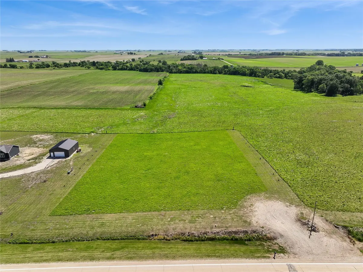 3338 Troy Mills Boulevard, Coggon, IA 52218 - #1