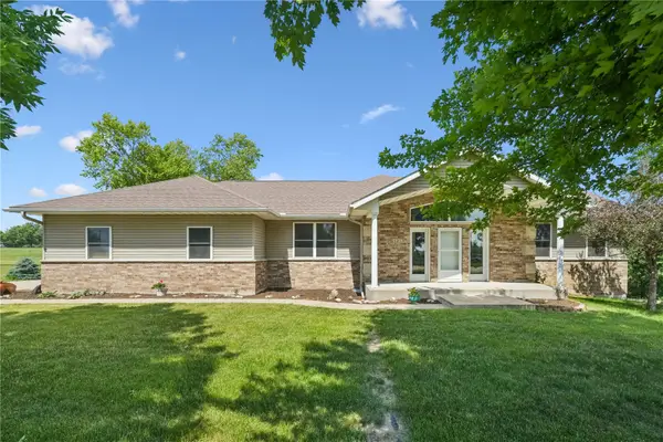 1253 Hillview Court Ne, Swisher, IA 52338