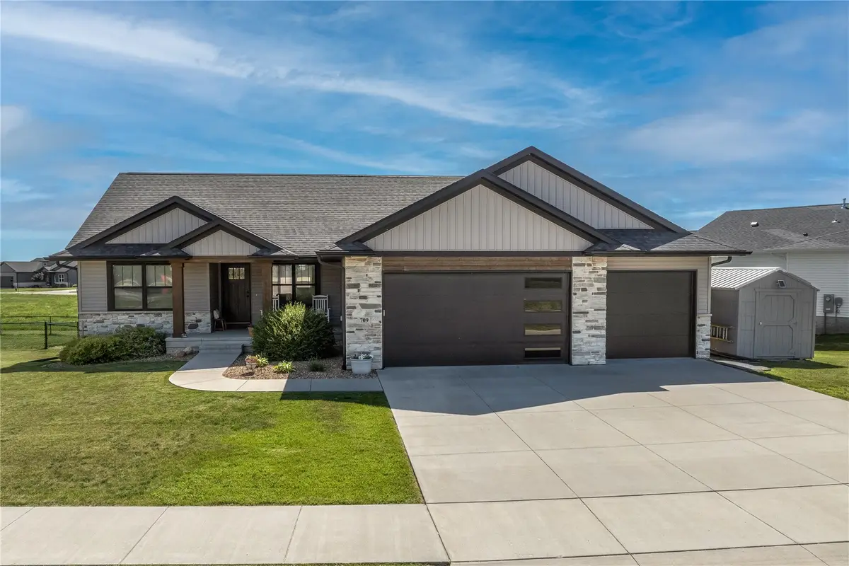 709 Pointer Circle, Center Point, IA 52213 - #1