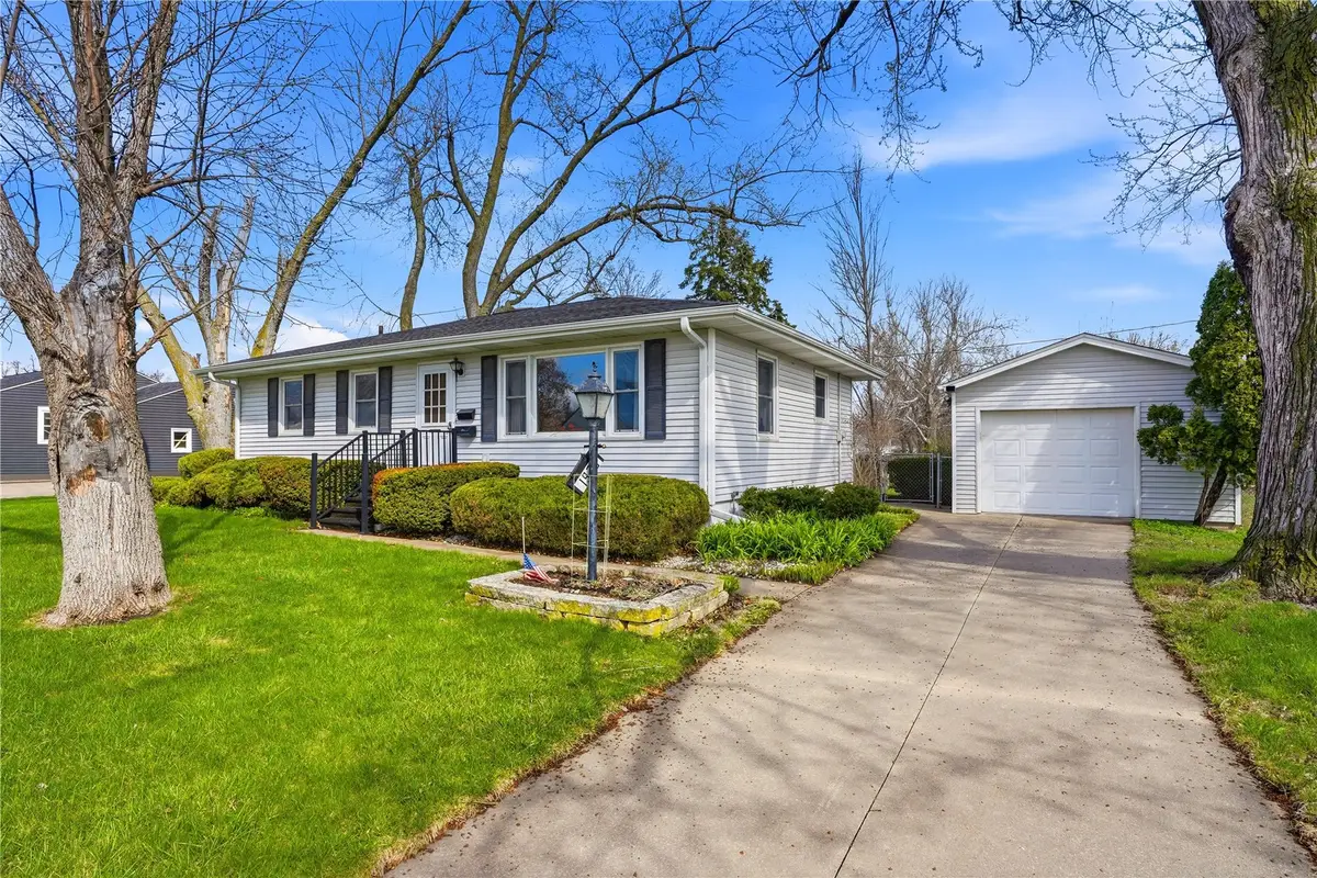 1920 Burch Ave Nw, Cedar Rapids, IA 52405 - #1