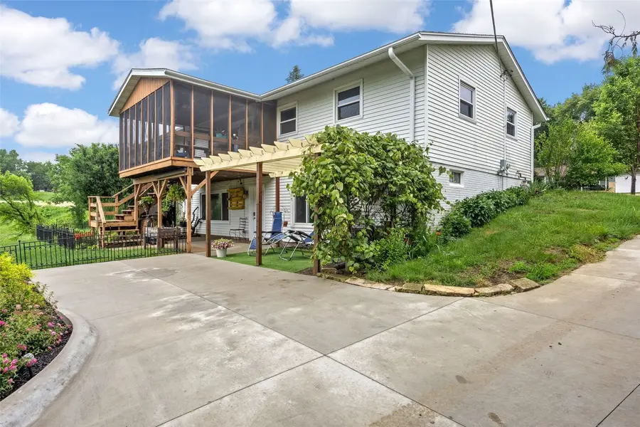 402 N Ford Street, Anamosa, IA 52205 - #3