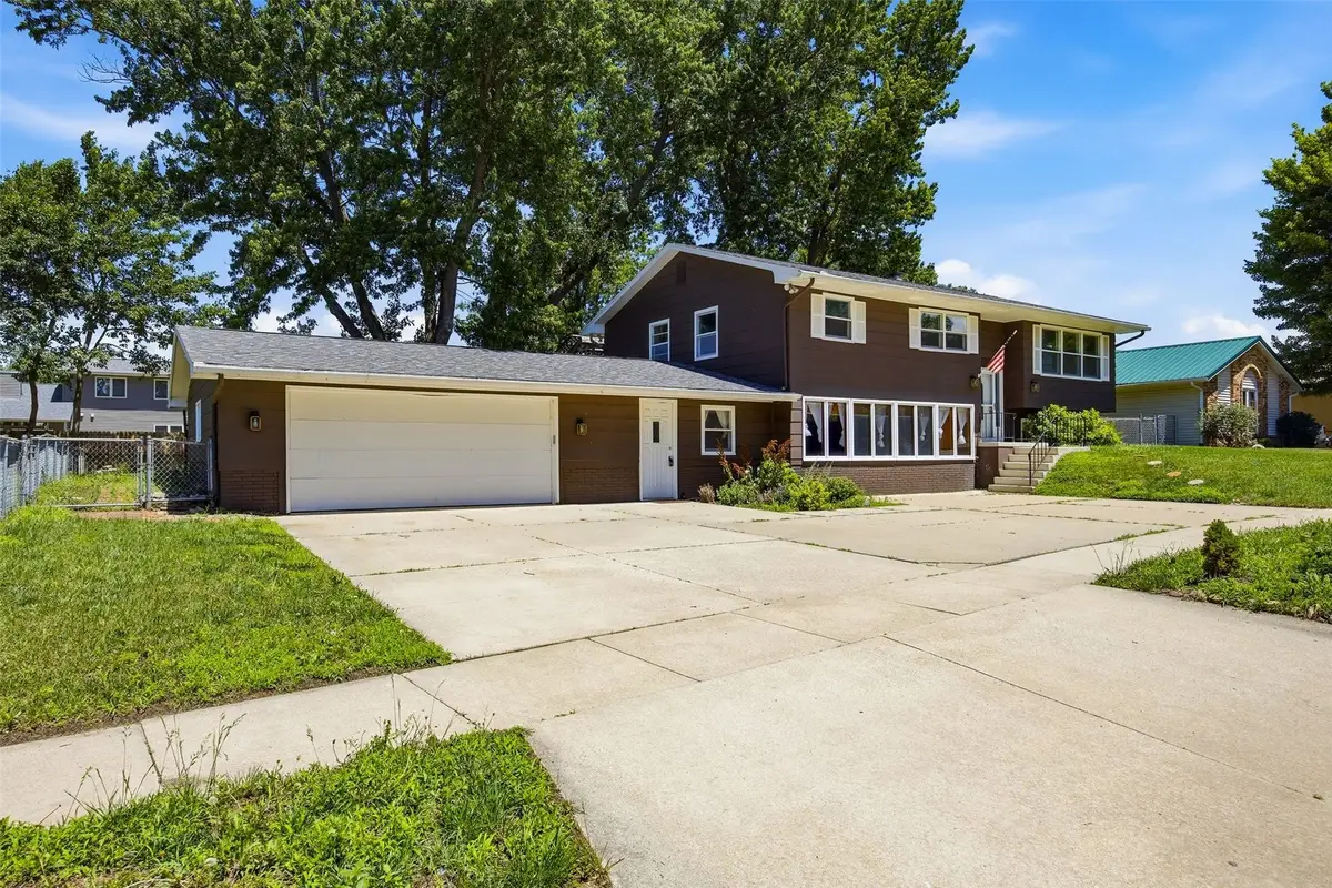 502 NE Crimson Dr, Cedar Rapids, IA 52402 - #1