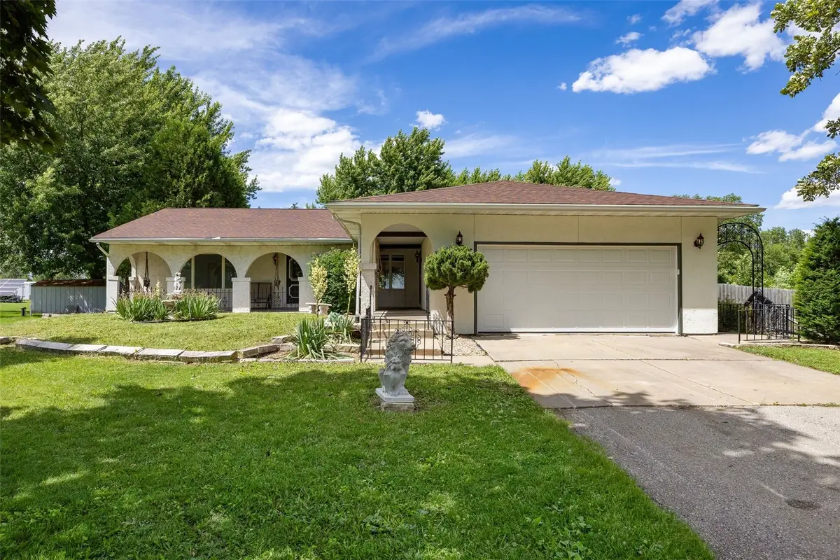 400 E Southview Road, Fairfax, IA 52228 - #1