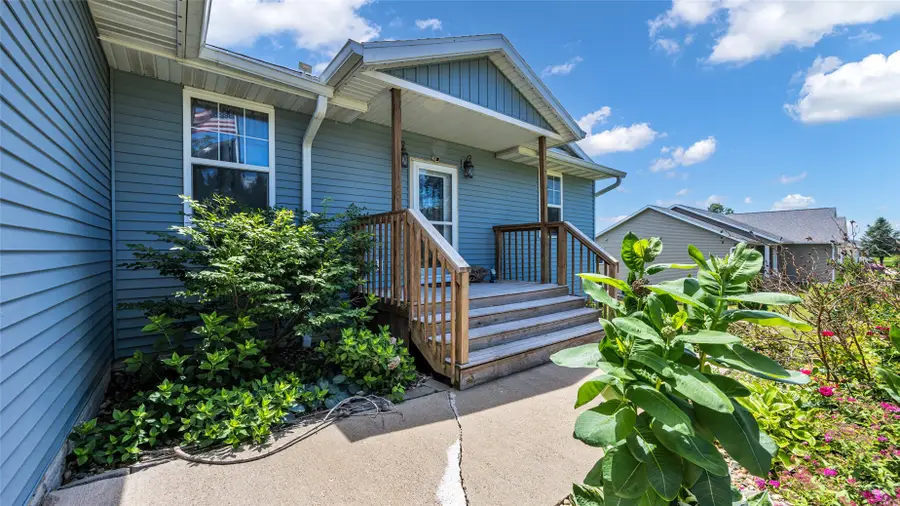 1214 E 13th Street, Vinton, IA 52349 - #2