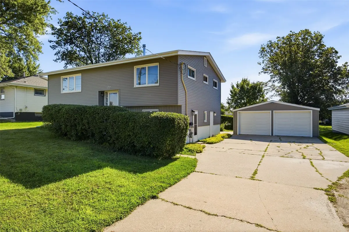 123 Edgewood Road Sw, Cedar Rapids, IA 52404 - #1