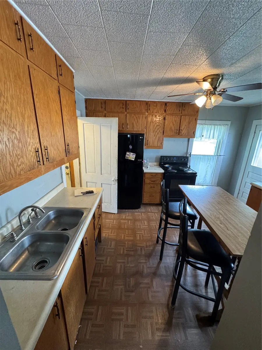 164 East Liberty St, Manchester, IA 52057 - #2