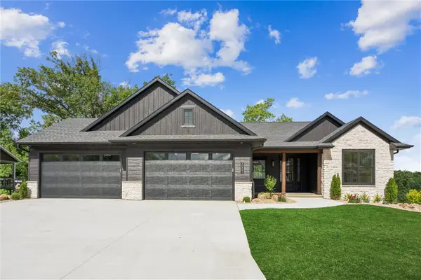 3057 Dell Ridge Ln, Hiawatha, IA 52233