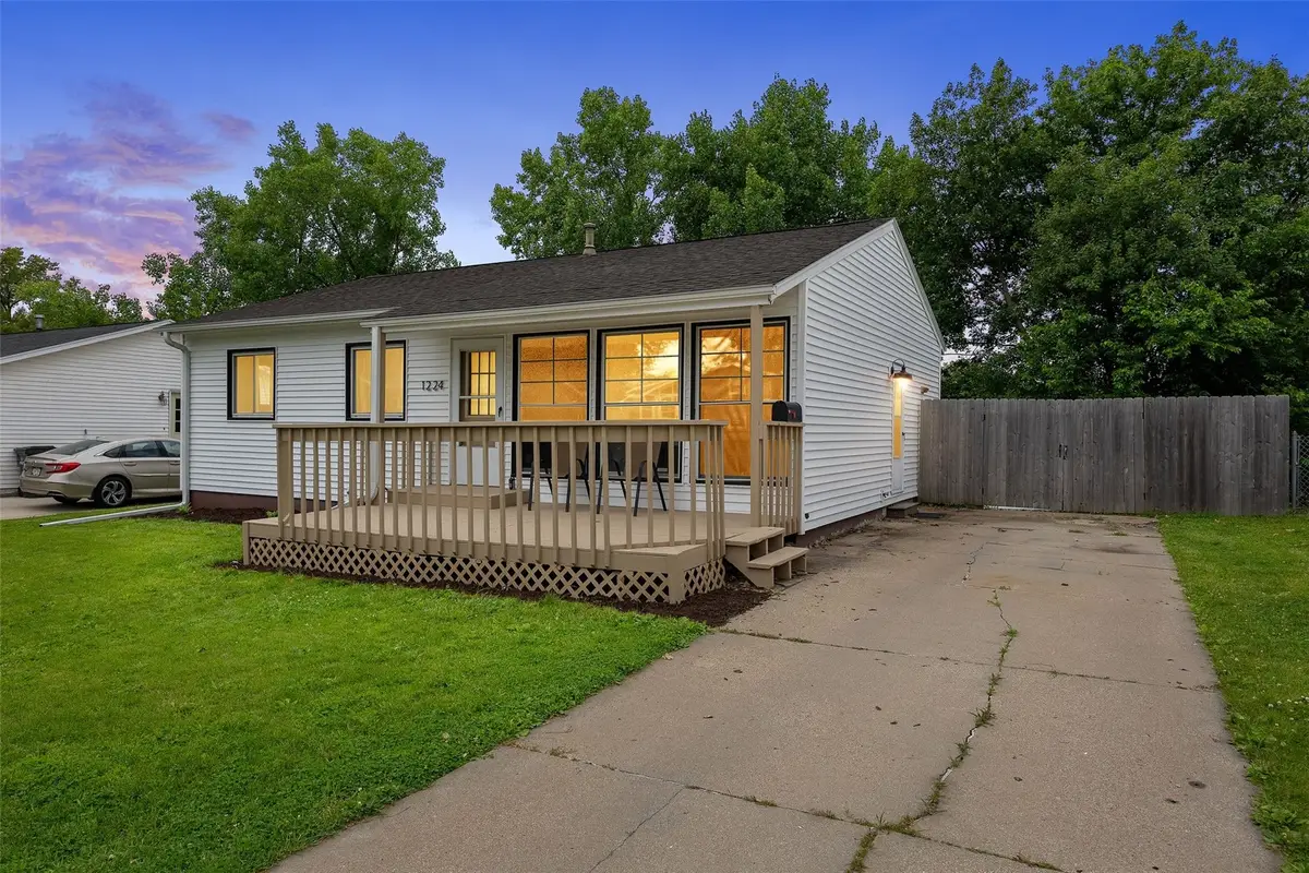 1224 18th Street Nw, Cedar Rapids, IA 52405 - #1
