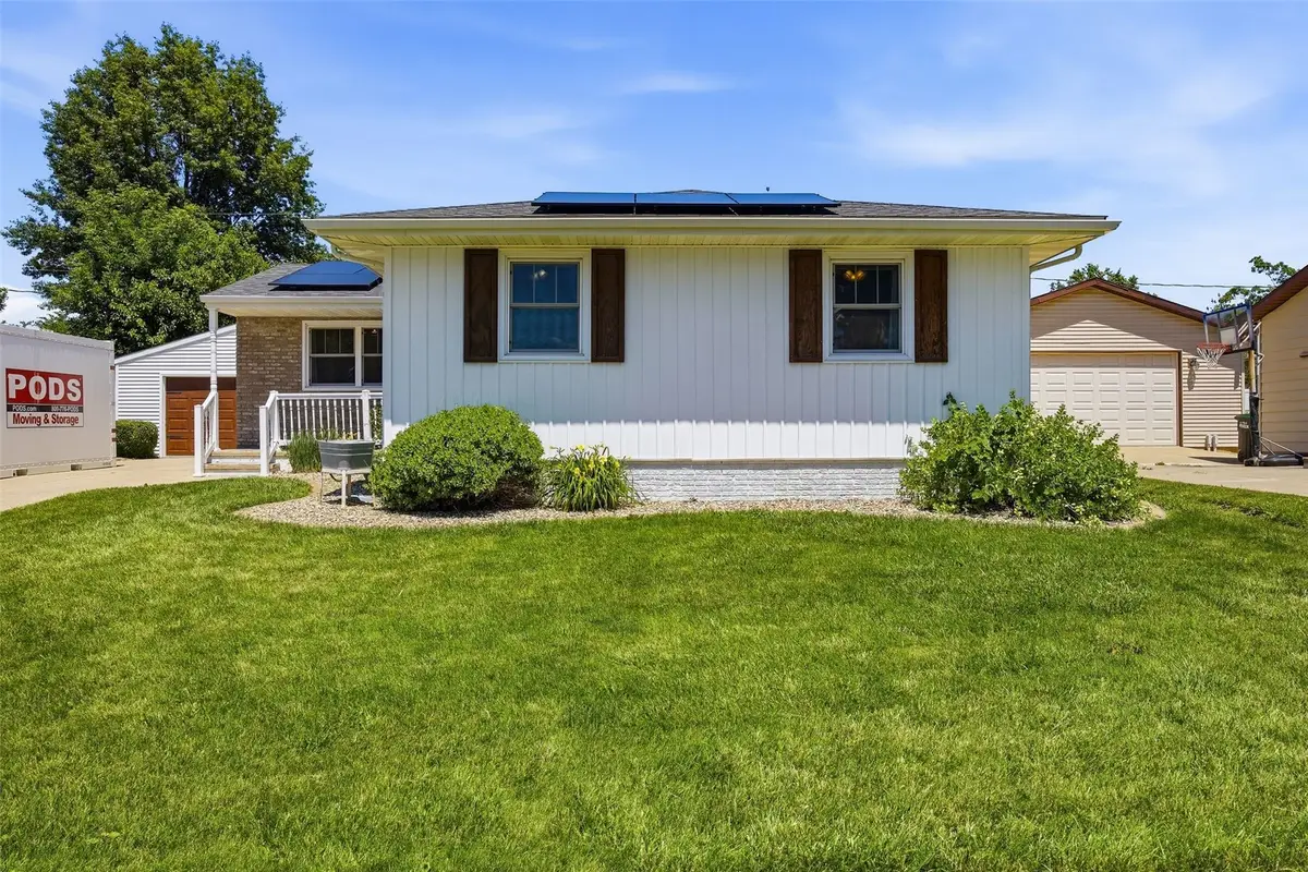 2960 26th Ave, Marion, IA 52302 - #1