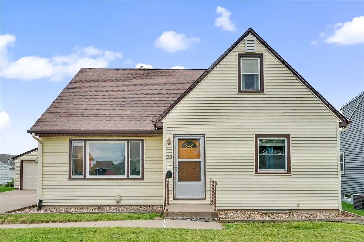 23 24th Avenue Sw, Cedar Rapids, IA 52404 - #1