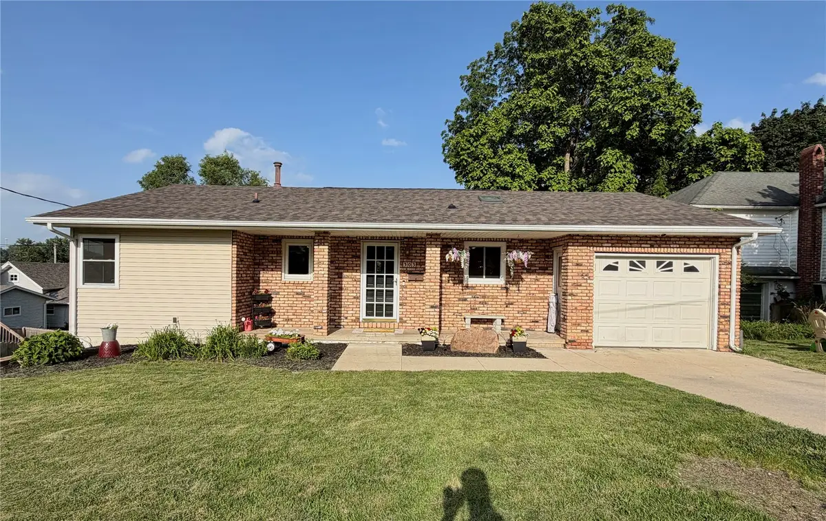 303 S Davis Street, Anamosa, IA 52205 - #1