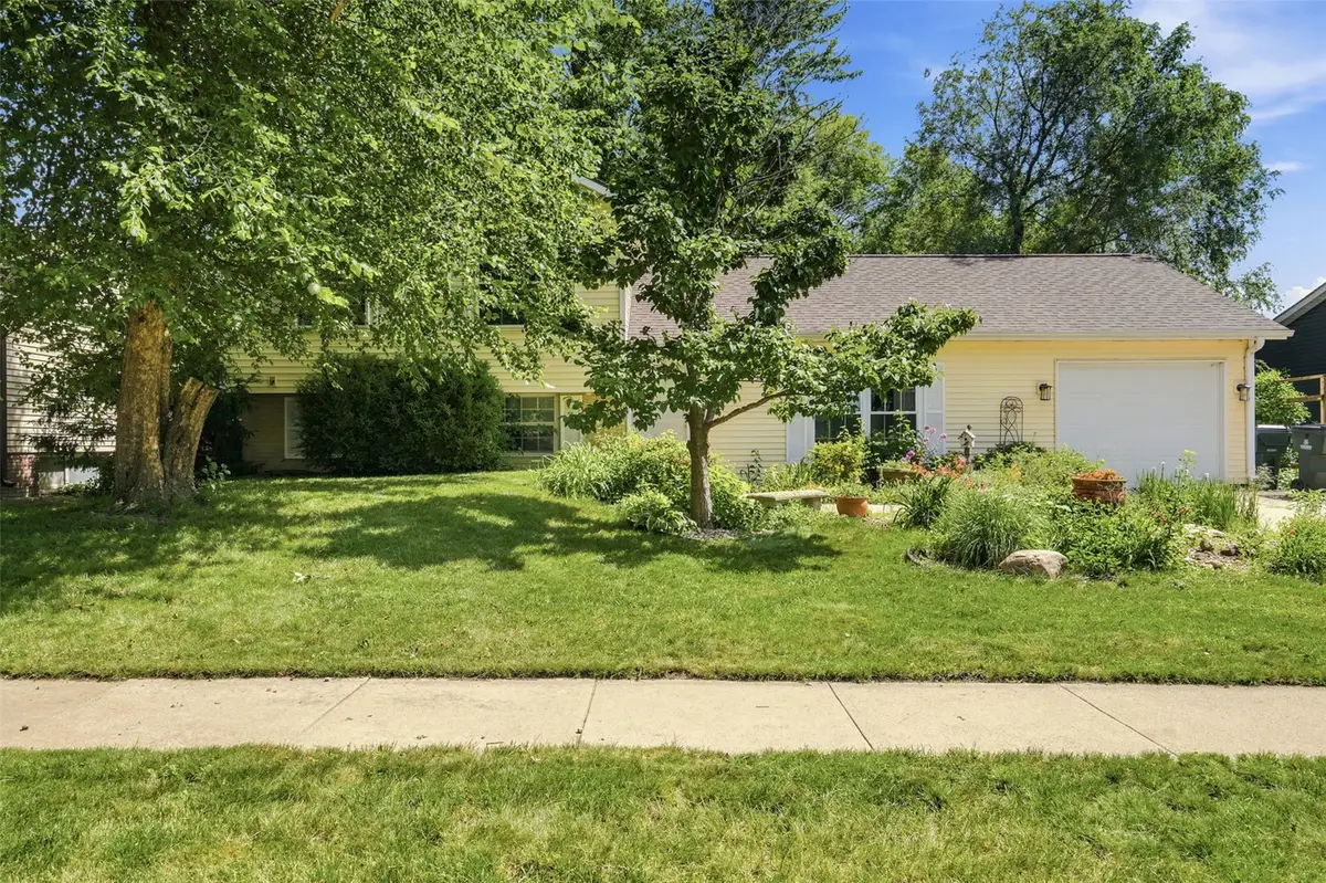 3911 Blue Mound Drive Ne, Cedar Rapids, IA 52402 - #1