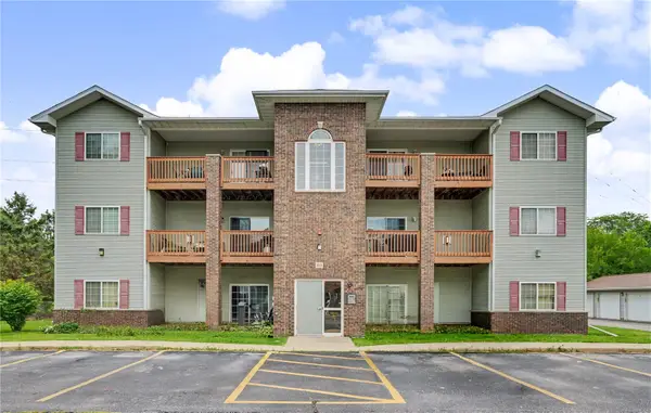 80 Circle Dr #4, North Liberty, IA 52317