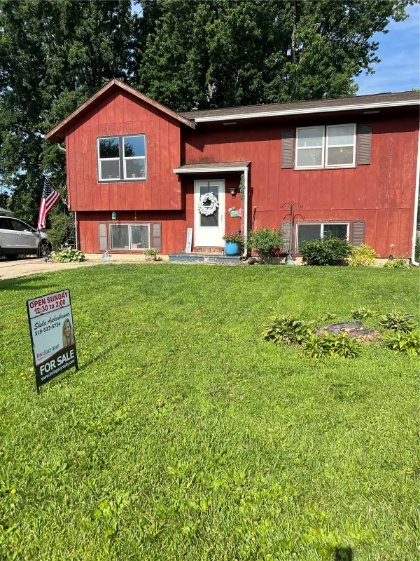 505 Maplewood Drive, Center Point, IA 52213