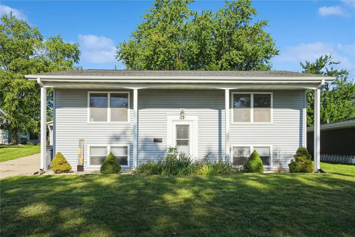 4225 Pineview Dr Ne, Cedar Rapids, IA 52402 - #1