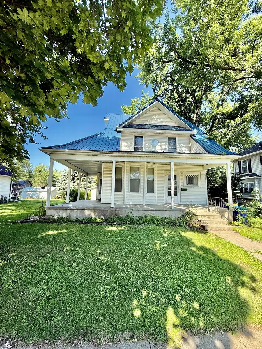 421 4th Avenue S, Washington, IA 52352 - #2