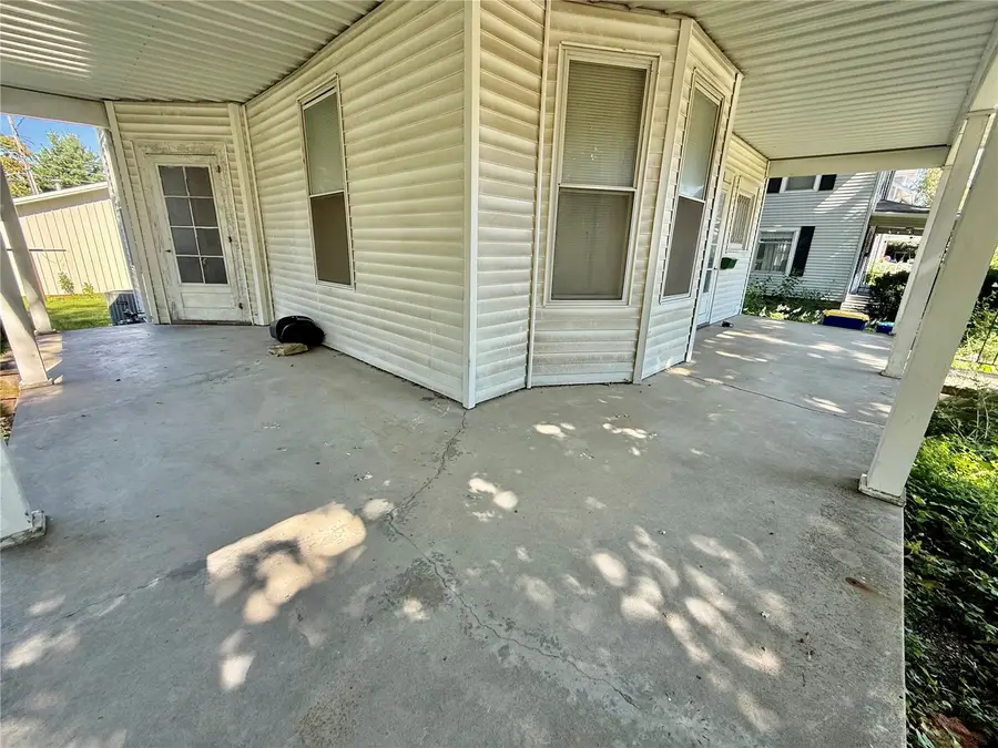 421 4th Avenue S, Washington, IA 52352 - #3