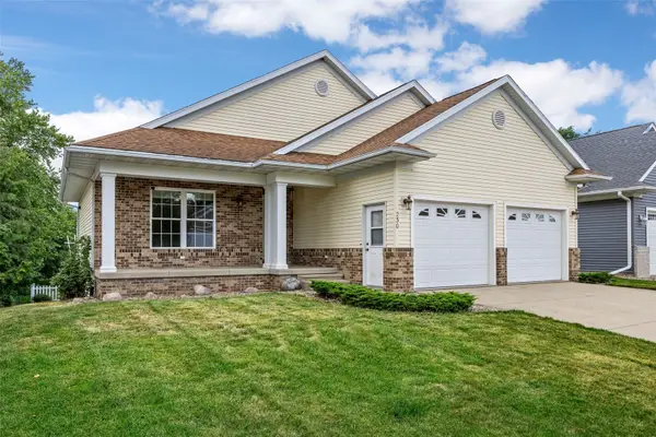 230 S Blairsferry Crossing, Hiawatha, IA 52233