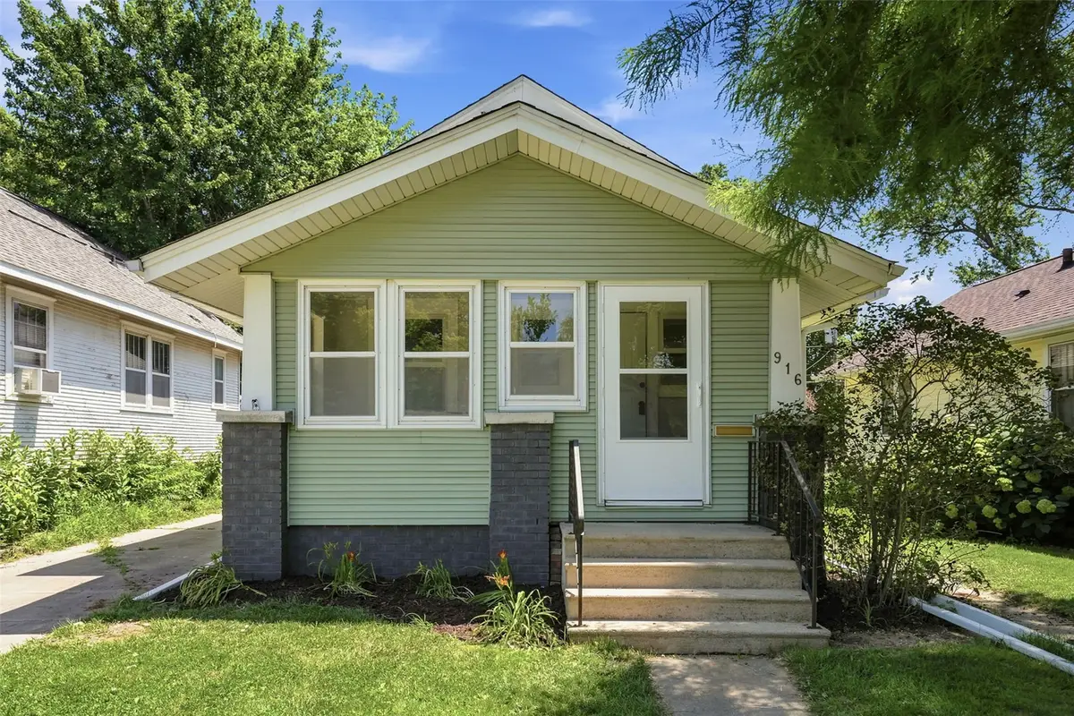 916 Daniels Ne, Cedar Rapids, IA 52402 - #1