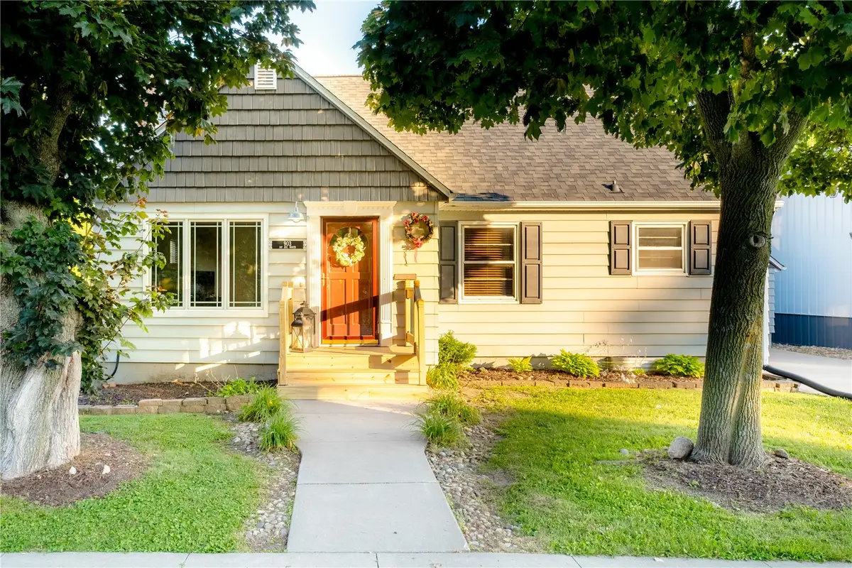 903 1st Avenue Nw, Mount Vernon, IA 52314 - #1