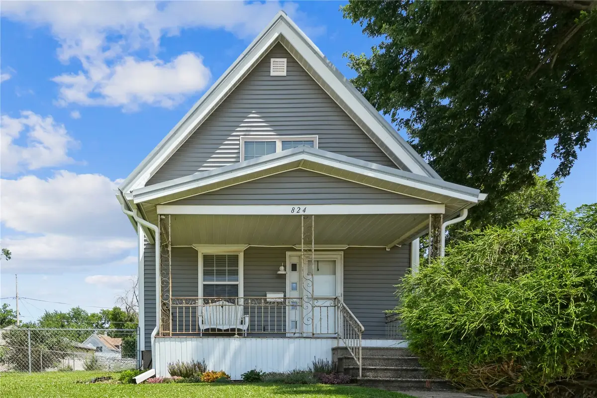 824 Center Pt Rd, Cedar Rapids, IA 52402 - #1