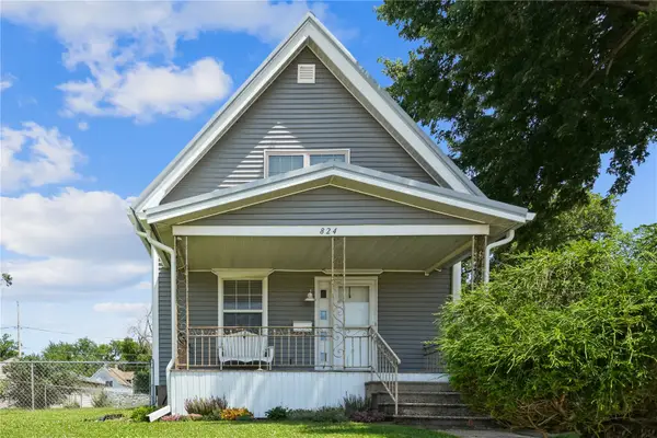 824 Center Pt Rd, Cedar Rapids, IA 52402