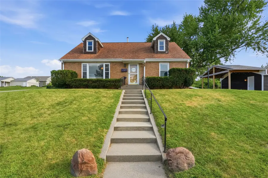 277 21st Avenue Sw, Cedar Rapids, IA 52404 - #2