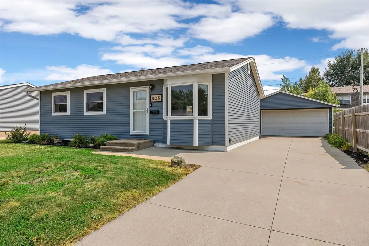 825 Valleyview Drive, Marion, IA 52302 - #1
