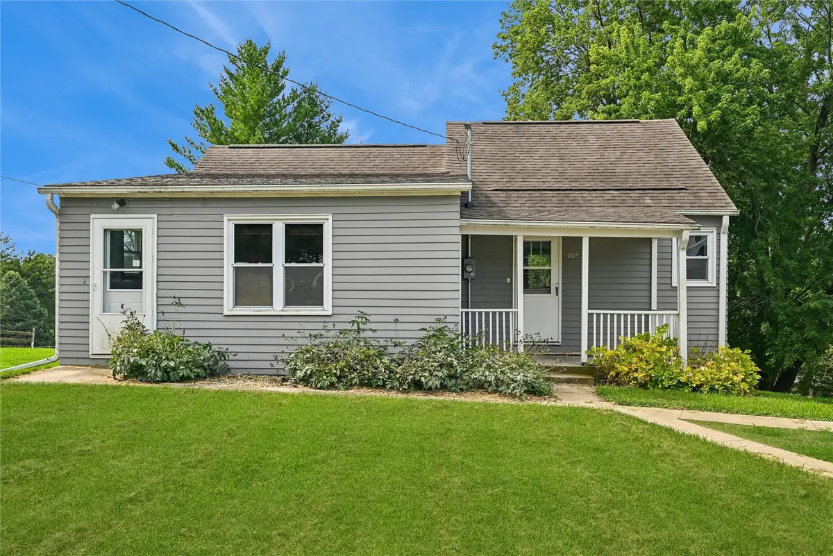 203 E 4th Street, Anamosa, IA 52205 - #1