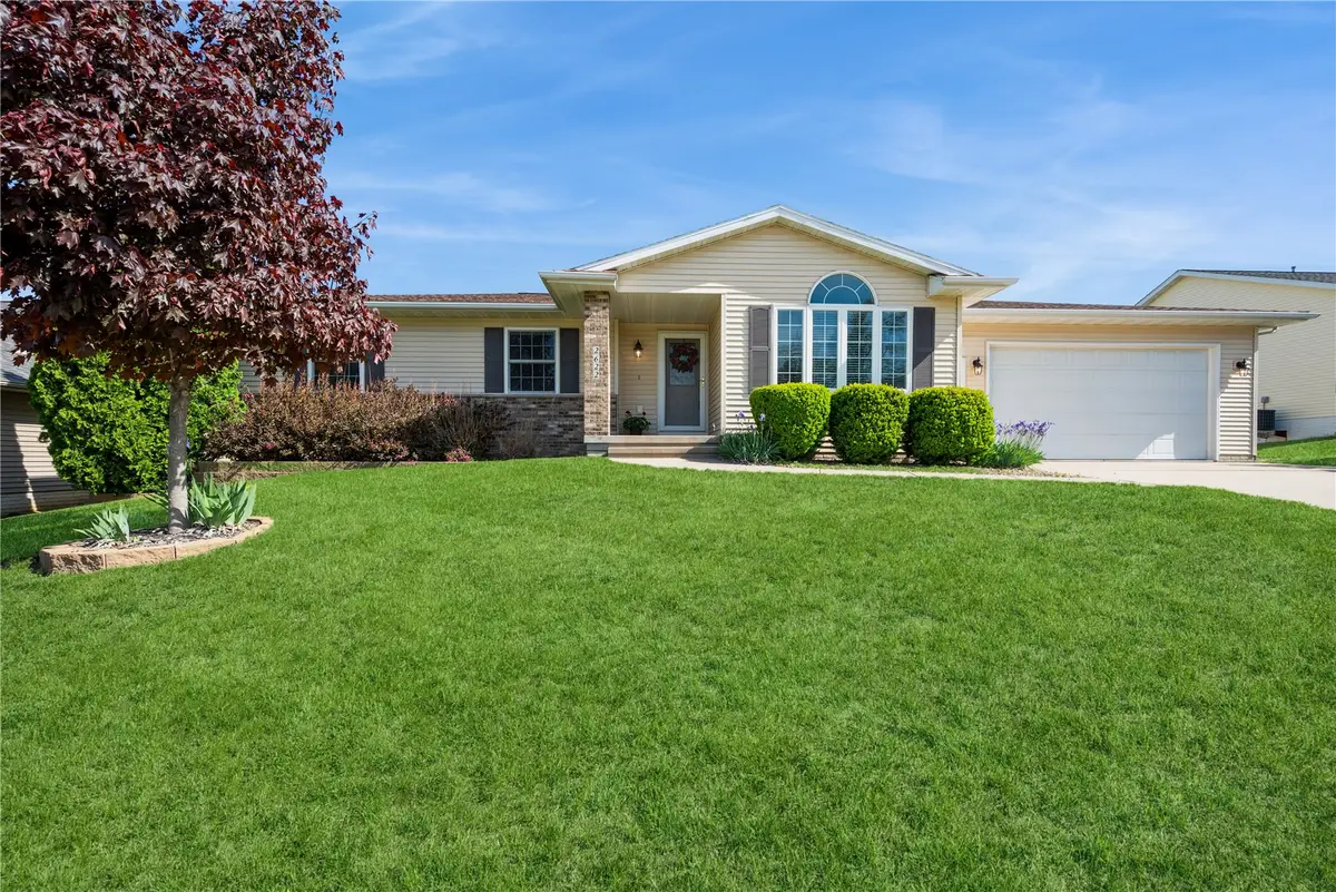 2622 Navajo Ave Sw, Cedar Rapids, IA 52404 - #1