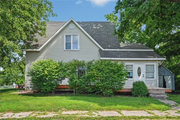 106 3rd Avenue E, Coggon, IA 52218
