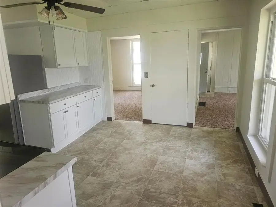 1105 5th Street E, Vinton, IA 52349 - #3