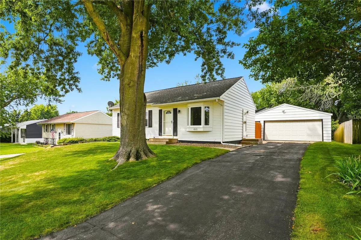 6523 Boxwood Ln Ne, Cedar Rapids, IA 52402 - #1