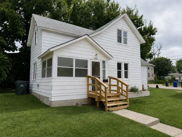 1221 B Avenue Nw, Cedar Rapids, IA 52405