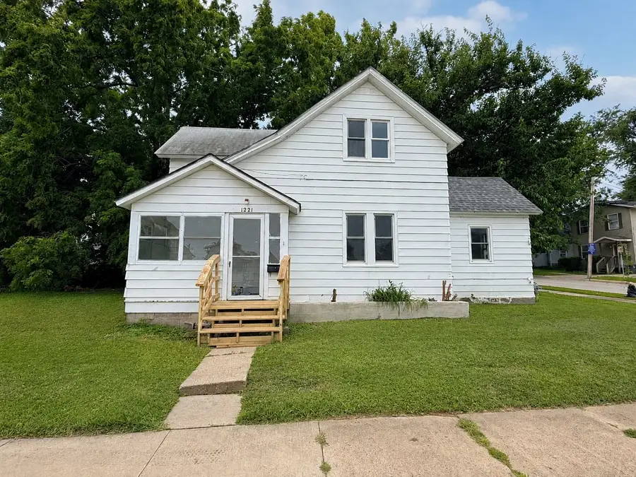 1221 B Avenue Nw, Cedar Rapids, IA 52405 - #2
