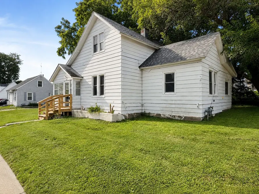 1221 B Avenue Nw, Cedar Rapids, IA 52405 - #3