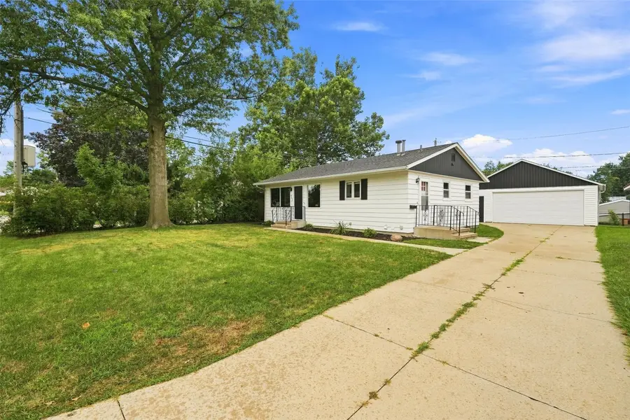 4402 Lee Street Ne, Cedar Rapids, IA 52402 - #2