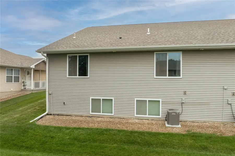7506 Summerset Avenue Ne, Cedar Rapids, IA 52402 - #2