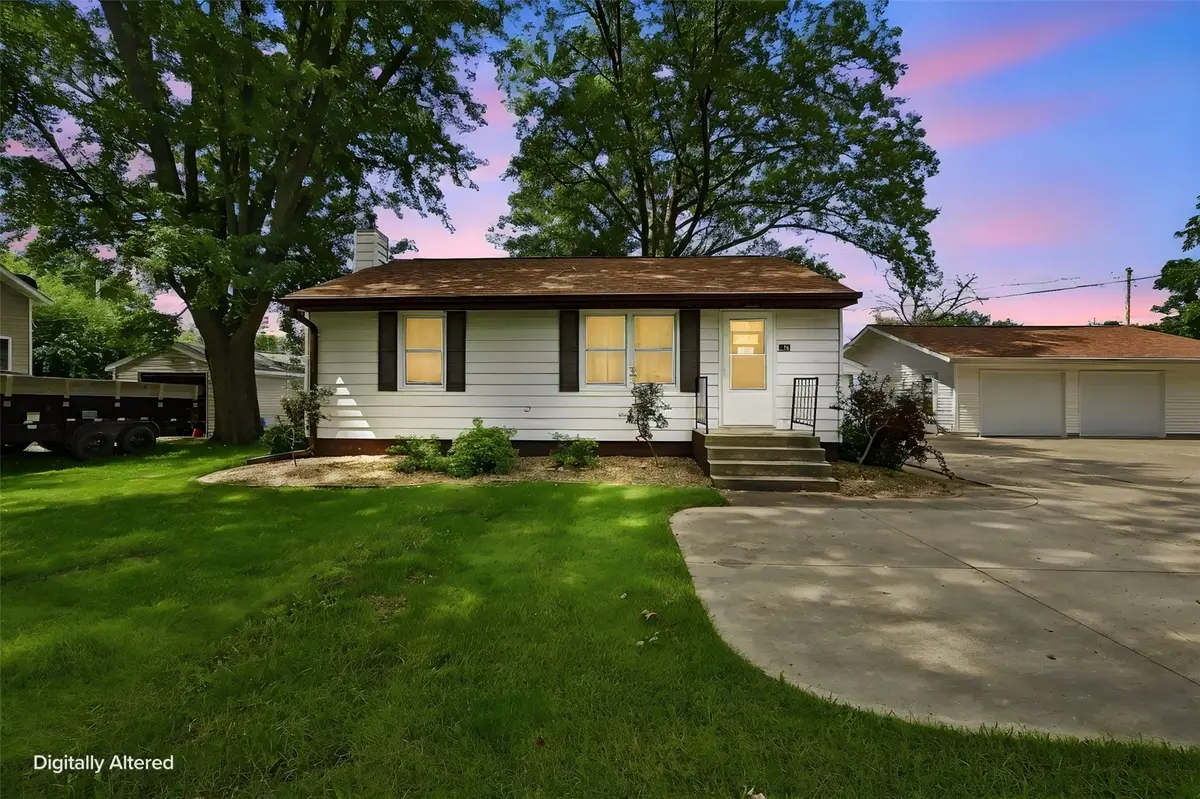 215 Franklin, Center Point, IA 52213 - #1
