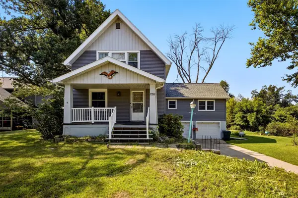 2261 Coldstream Avenue Ne, Cedar Rapids, IA 52402