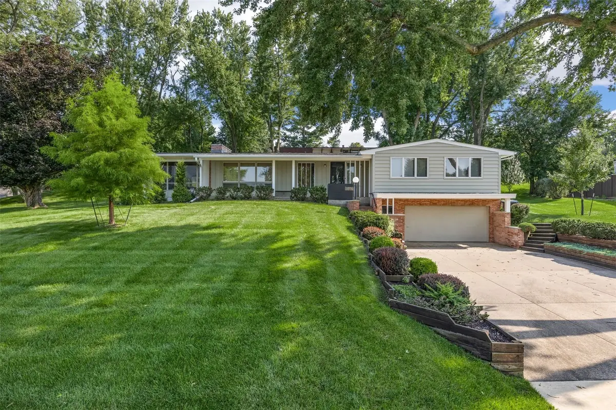 3857 Trail Ridge Rd Se, Cedar Rapids, IA 52403 - #1