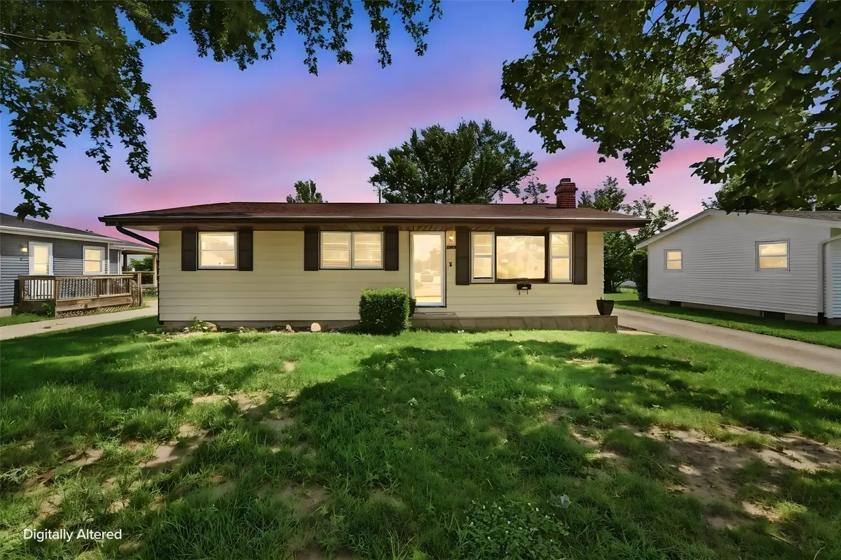 203 10th Avenue, Hiawatha, IA 52233 - #1