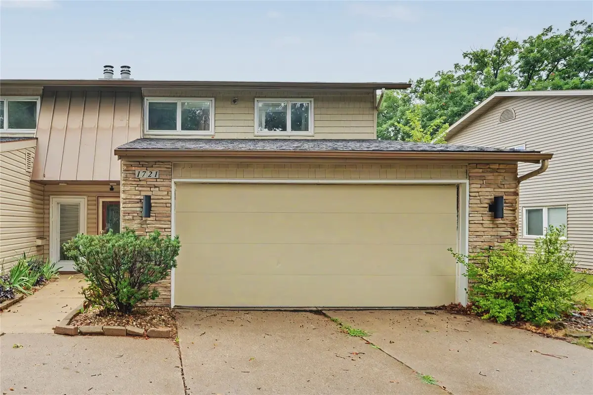 1721 Applewood Place Ne #D, Cedar Rapids, IA 52402 - #1