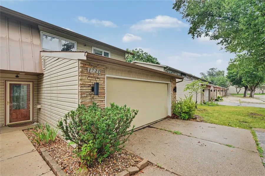 1721 Applewood Place Ne #D, Cedar Rapids, IA 52402 - #2
