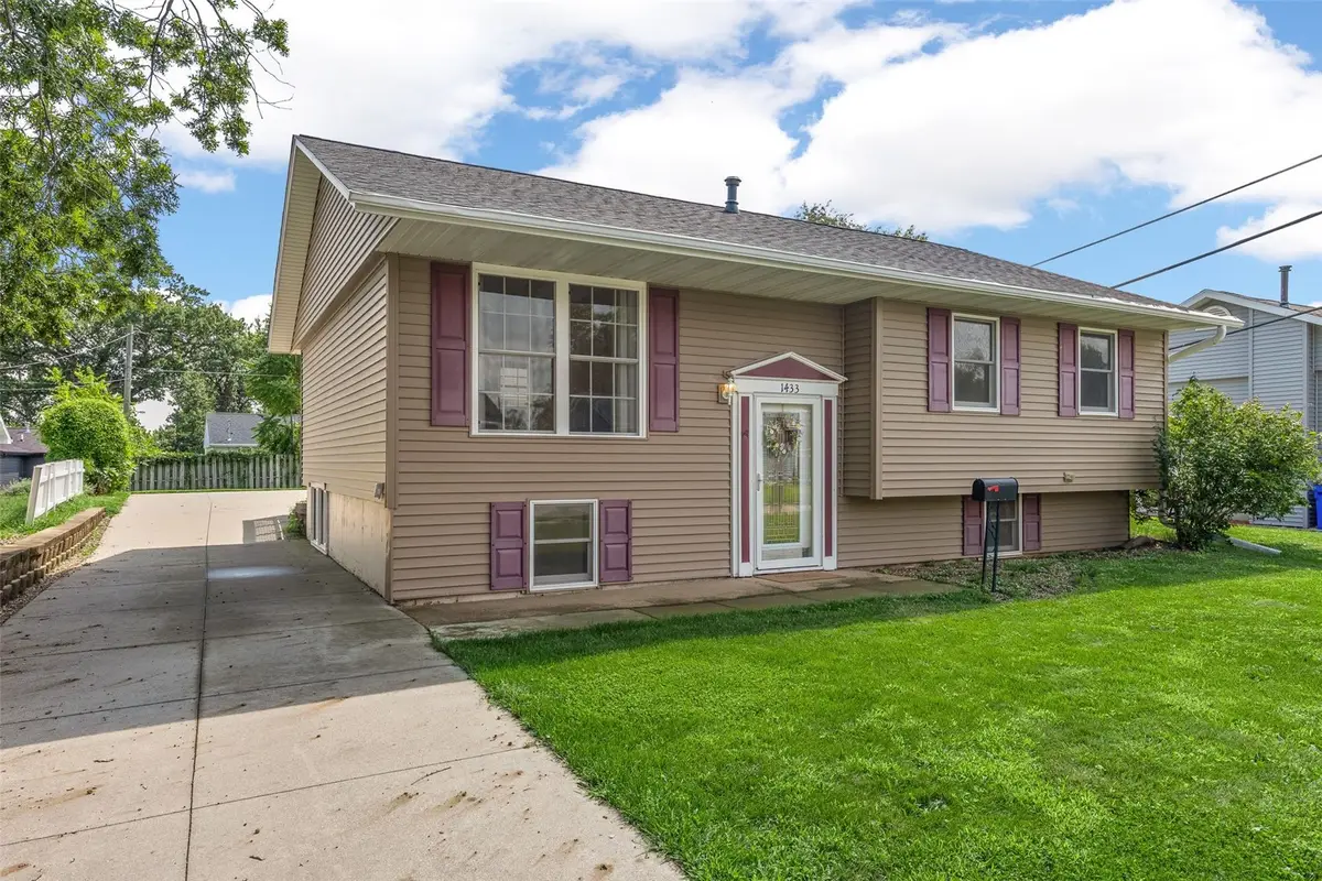 1433 Pawnee Drive Nw, Cedar Rapids, IA 52405 - #1