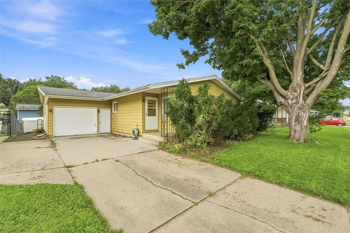 2423 O Ave Nw, Cedar Rapids, IA 52405 - #1