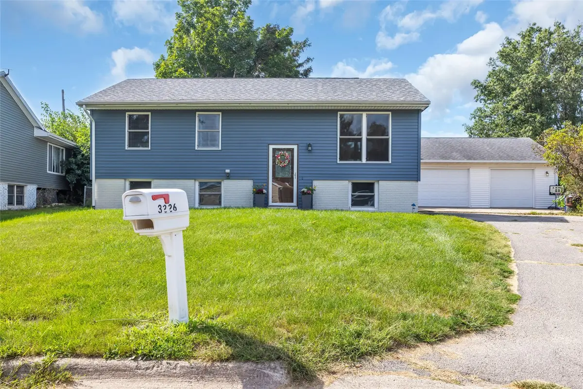 3226 Huxley Lane Sw, Cedar Rapids, IA 52404 - #1