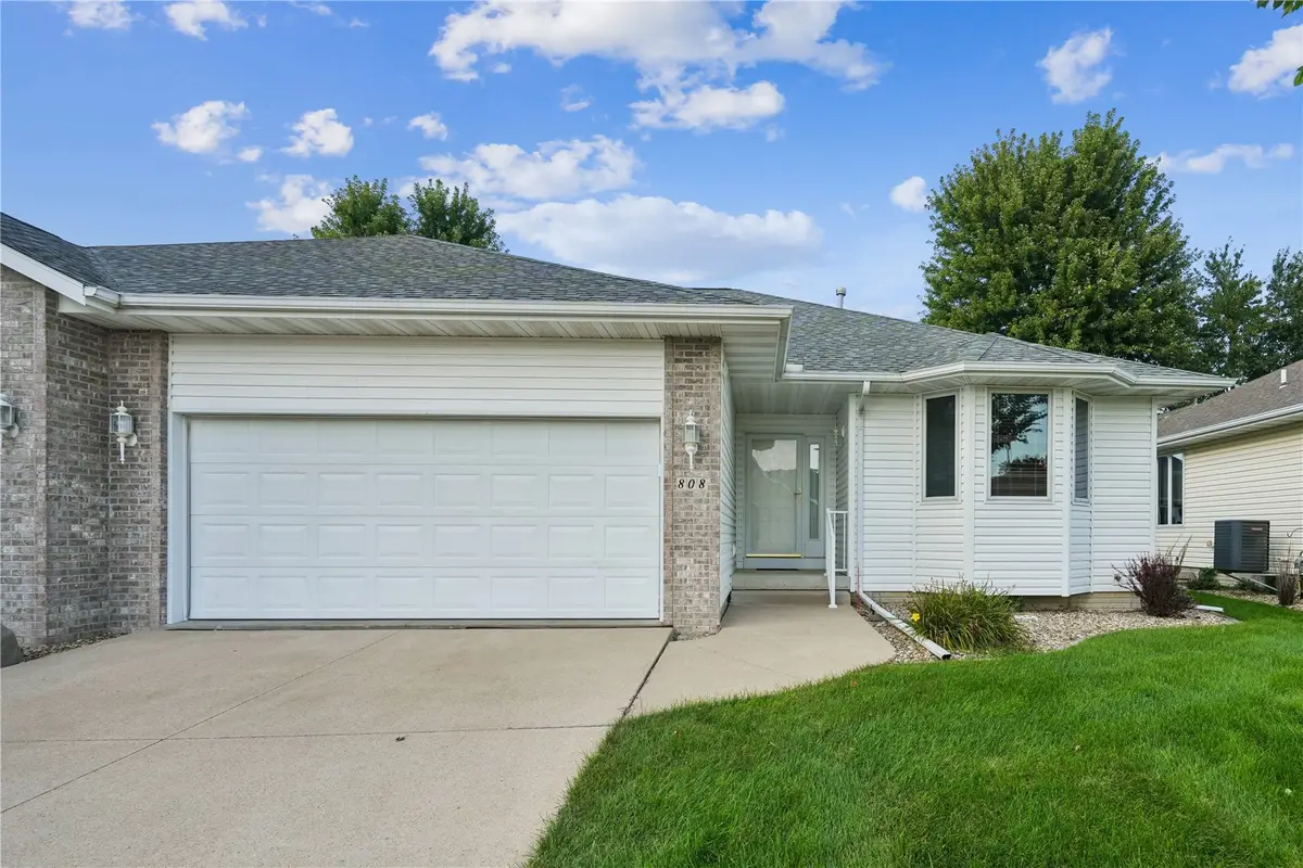 808 Winterberry Pl Ne, Cedar Rapids, IA 52402 - #1