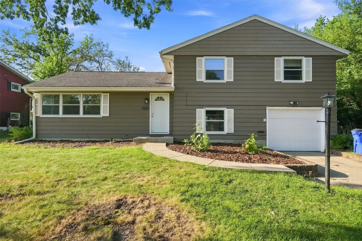 1527 29th Street Ne, Cedar Rapids, IA 52402 - #1